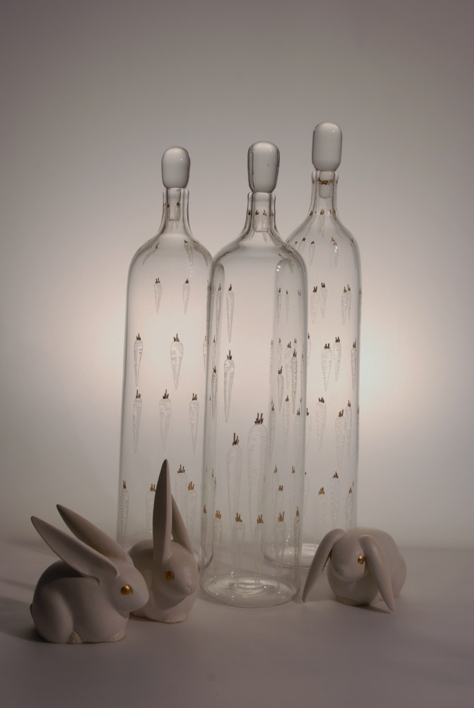 pièces carottes & lapins céramique faïence émaillée et feuille d'or, 
verre soufflé gravé et peint à l'or